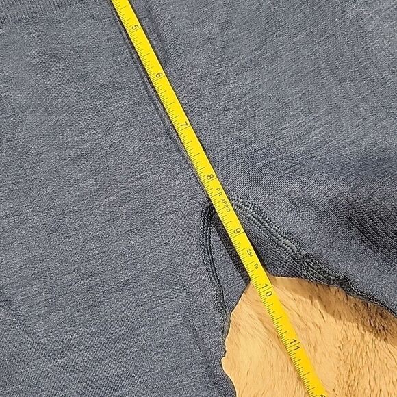 Lululemon Seamlessly Street Crop Leggings, size 4 - Picture 4 of 9